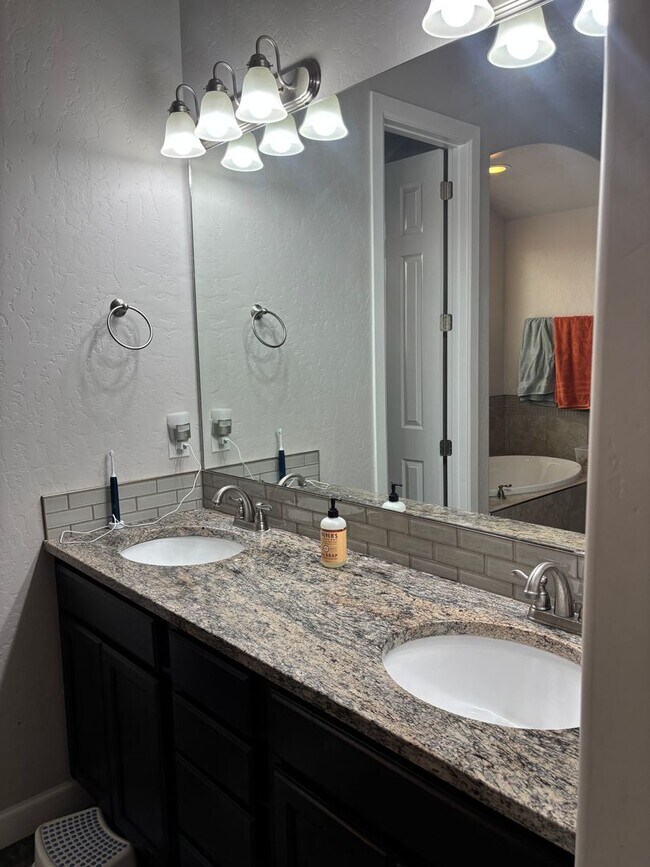 Building Photo - Charming 4 Bedroom 2.5 bath house in a Gat...