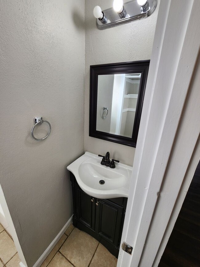 Building Photo - Spacious 3-Bedroom, 2-Bathroom Home AVAILABLE NOW!!