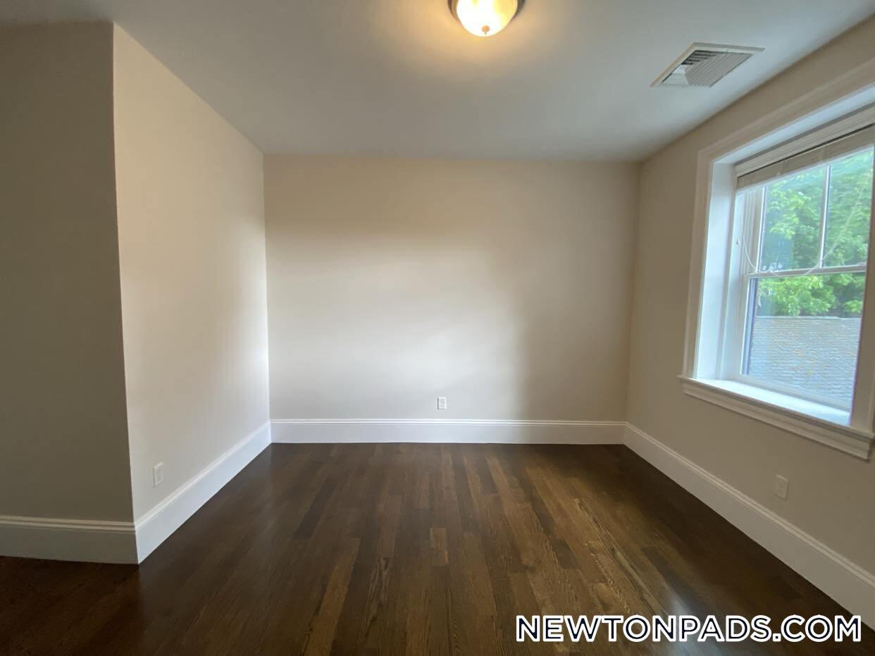 Building Photo - 2044 Beacon St
