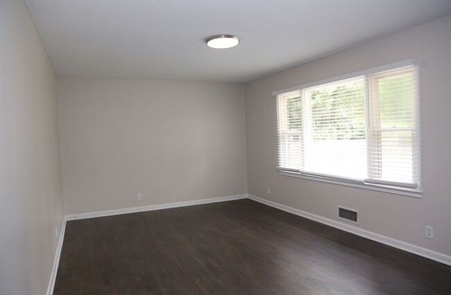 Building Photo - NEWLY RENOVATED Beautiful 3 bed 2 bath nea...