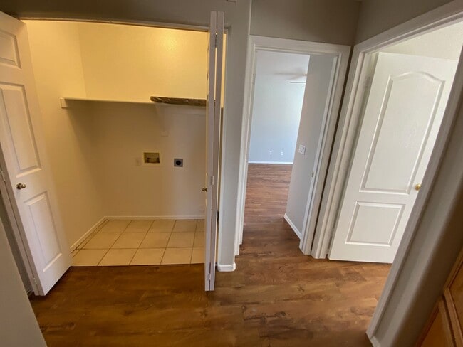 Building Photo - Close to community amenities!