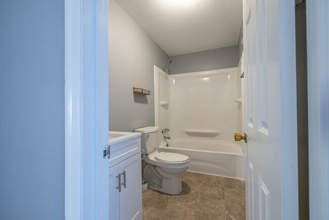 Building Photo - Renovated Townhome in Village Green!