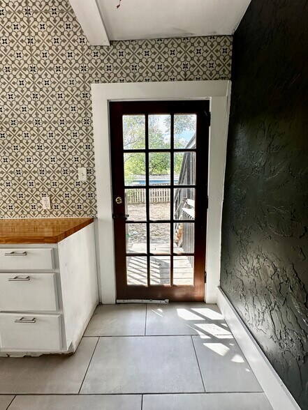 Building Photo - 2511 N Flores St