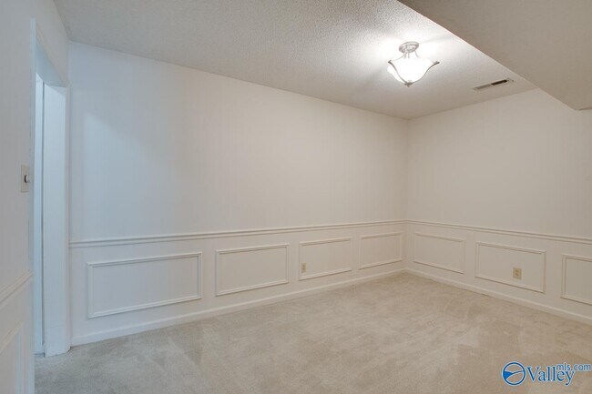 Building Photo - 1008 Heatherwood Dr SE