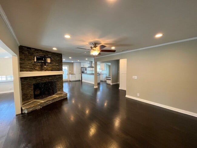 Building Photo - READY FOR MOVE-IN! 3+2.5 w/appliances + great backyard!