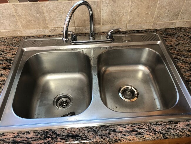 Building Photo - Santa Ana townhome style.  2 bed, 1 1/2 ba...