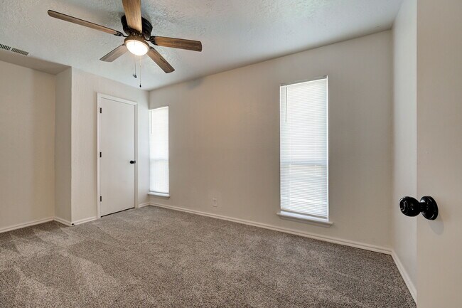 Building Photo - 727 Vicksburg Ave