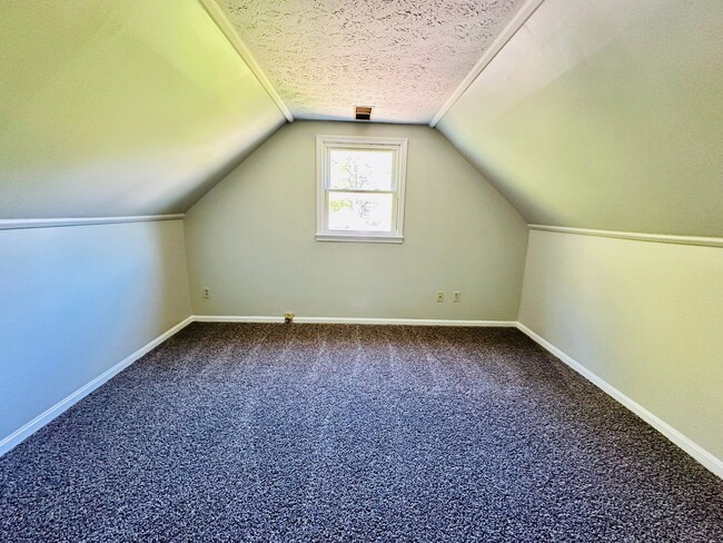Building Photo - Charming 4 Bedroom by Churchill Downs
