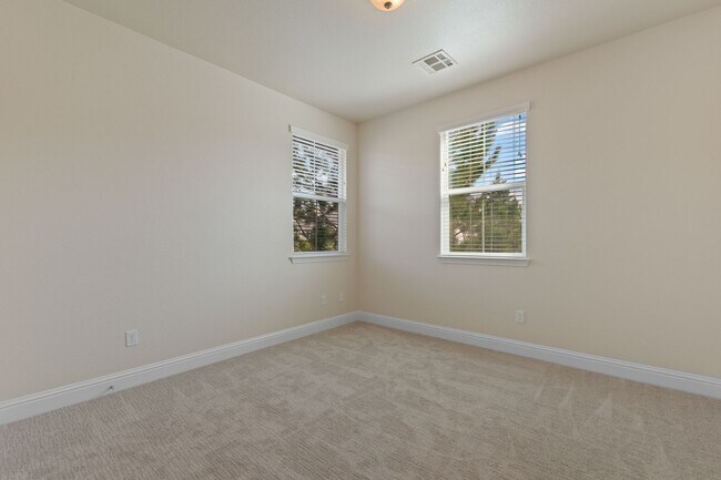 Building Photo - Gated Somersett Home!