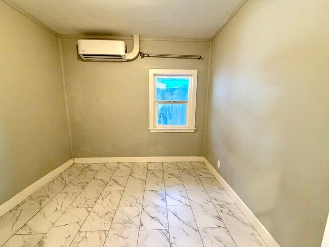 Building Photo - Beautifully updated 1 bed 1 bath in Thousand Oaks! All utilities included