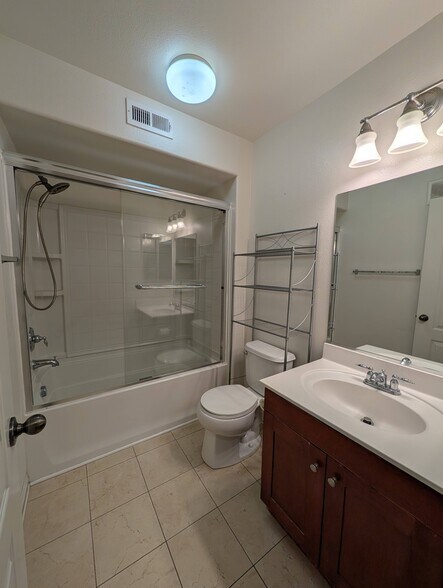 1st Floor Bathroom - 3542 Shoreline Bluff Lane