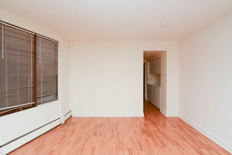 Building Photo - 622 W Wellington Ave