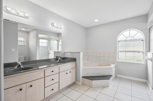 Building Photo - Palm Harbor Pool Home