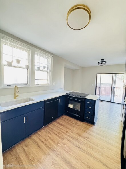 Building Photo - 323 E Jefferson Ave