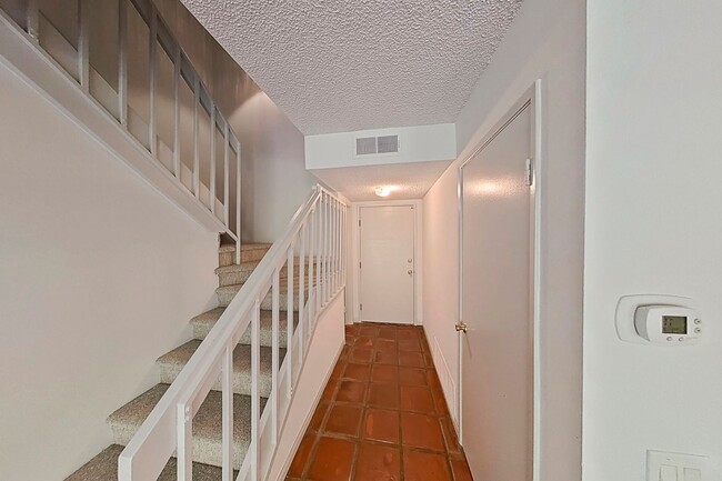 Building Photo - 2 Bedroom, 1.5 Bathroom Townhouse in San C...