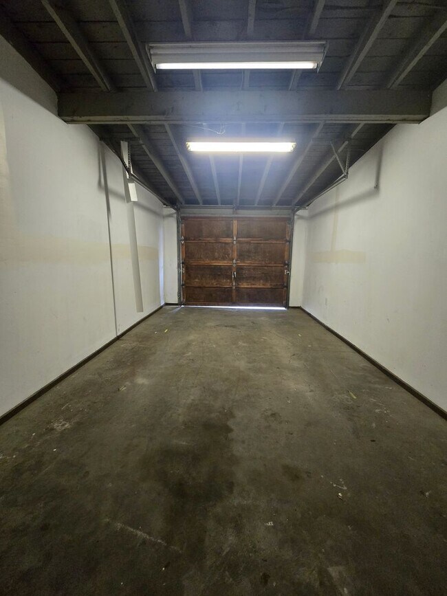 Building Photo - 1629 Pheasant St