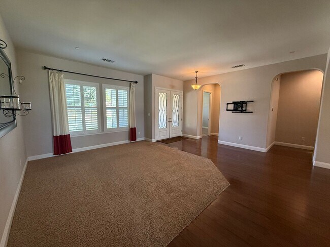 Building Photo - Beautiful 4 Bedroom + Office Home in Grand Island!