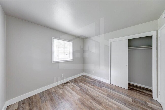Building Photo - 1565 Martin St