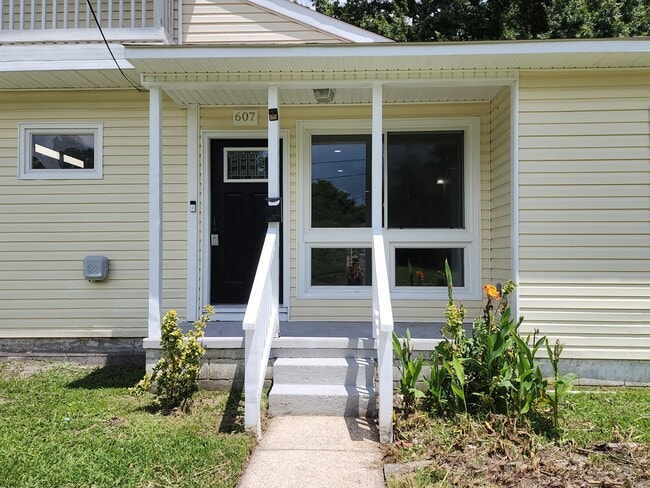 Building Photo - 607 New River Dr