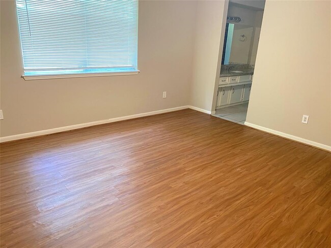 Building Photo - 323 Maybrook Dr