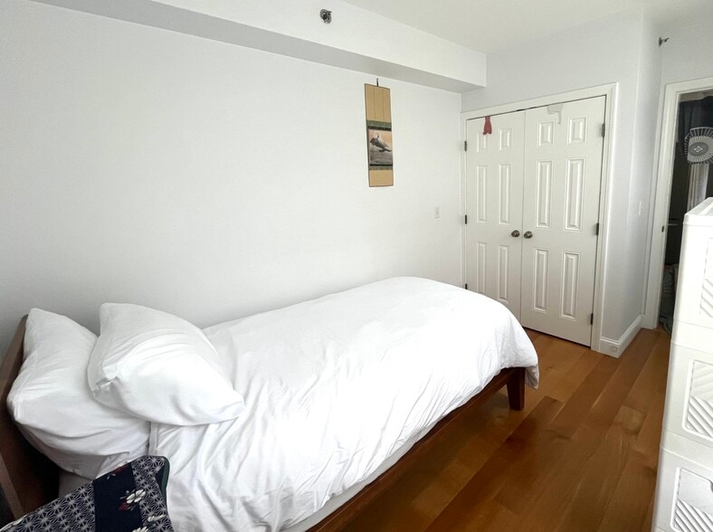 SIngle bed - 4 Stickney Ave