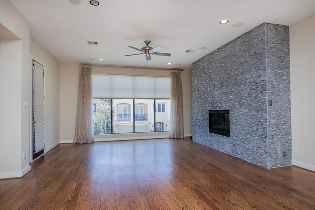 Building Photo - Contemporary townhome, rooftop terrace awa...