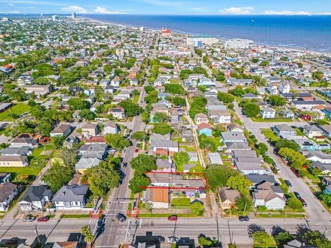 Building Photo - 2823 Bernardo De Galvez Ave