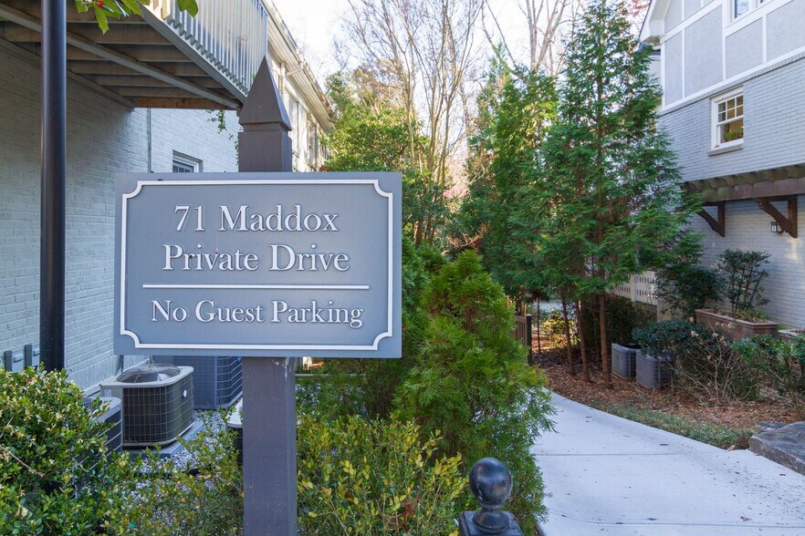 Building Photo - Charming Midtown Condo with Private Entrance