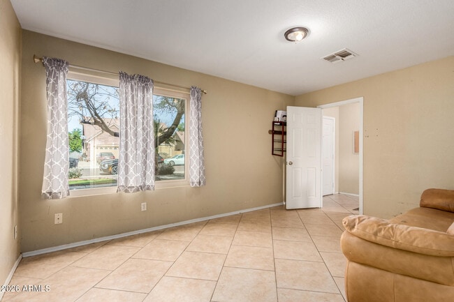 Building Photo - 2425 E Westchester Dr