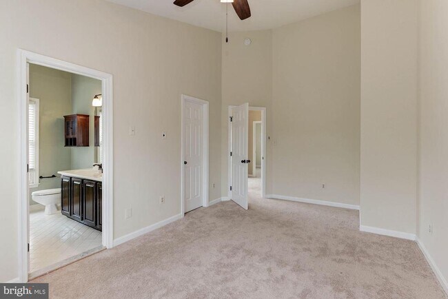 Building Photo - 1264 Quaker Hill Dr