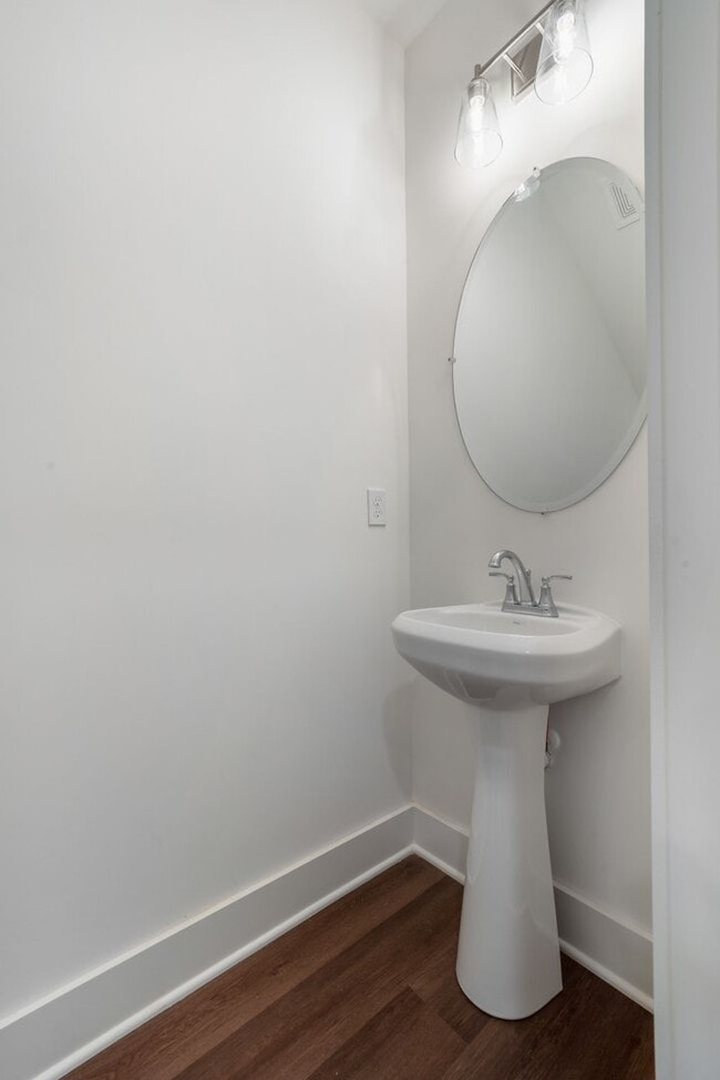 Building Photo - Spacious 3 Bedroom Home with Garage and Fenced Backyard!