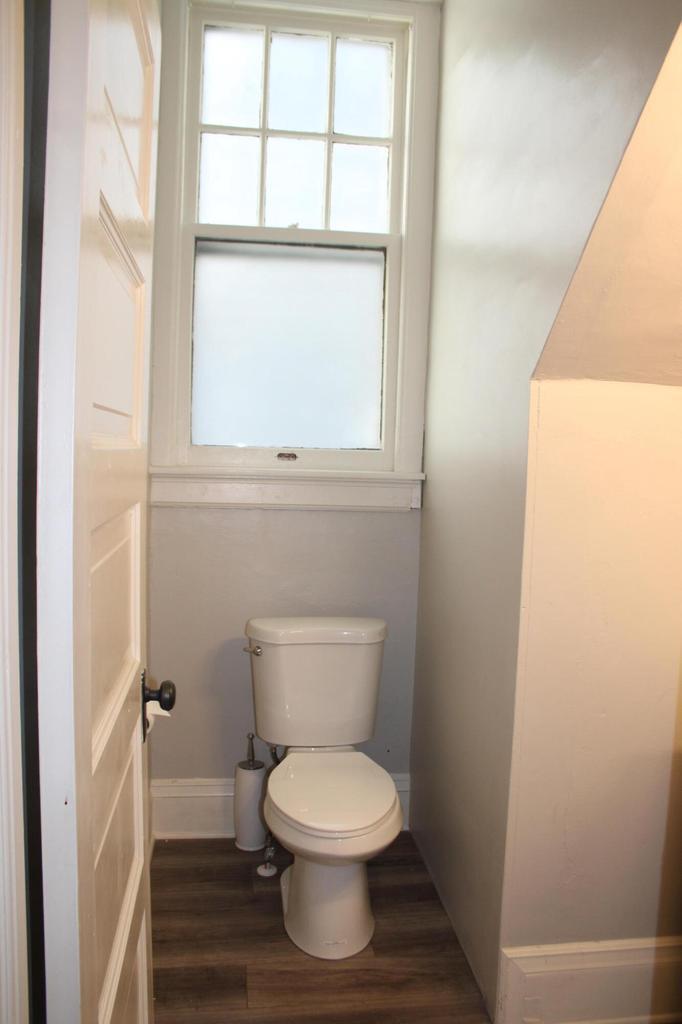 Powder Room - 2909 N Farwell Ave