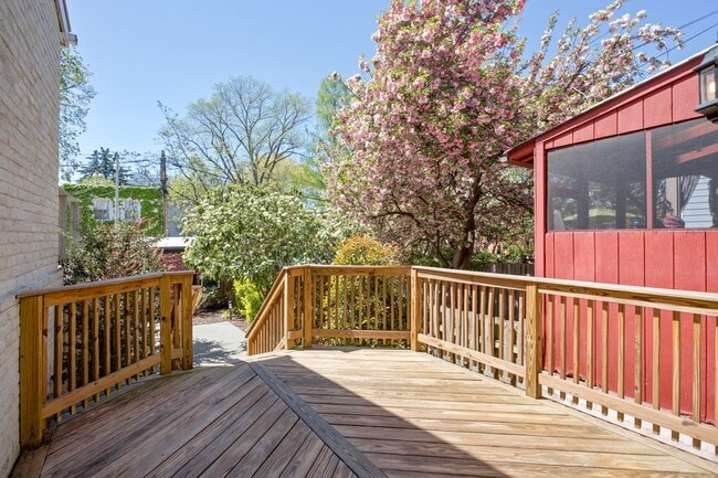 Building Photo - Available Now! // 3 Bedroom 2.5 Bathroom T...