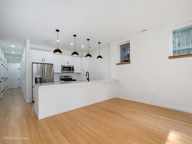 Building Photo - 842 N Wolcott Ave