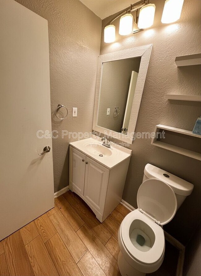 Building Photo - 1380 W 48th St