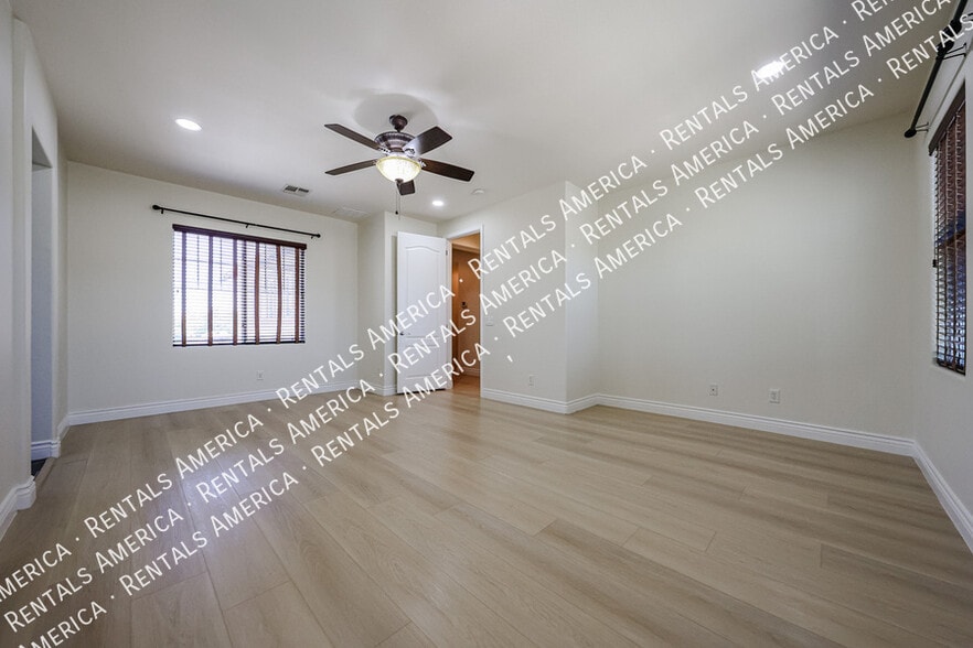 Building Photo - 1081 N Mason Dr