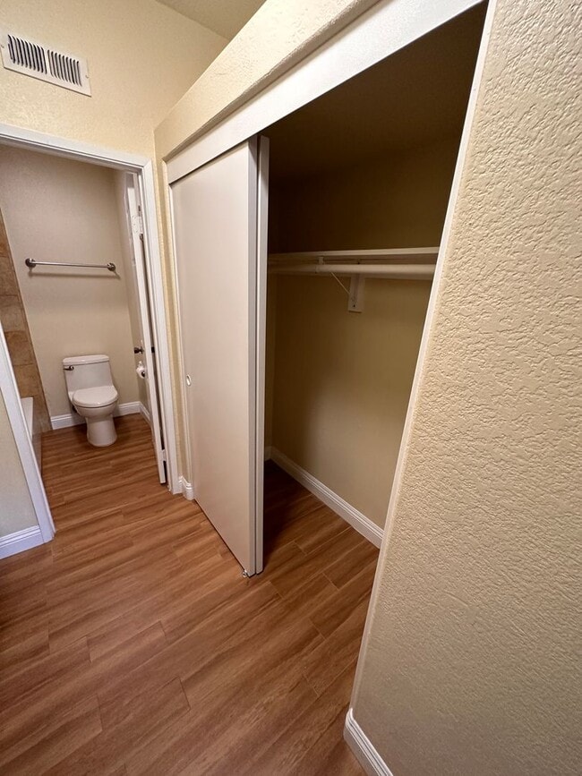 Building Photo - Beautiful 2 Bedroom/2 Bath Condo Close to ...