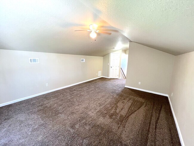 Building Photo - Huge 4 Bed 3 Bath 2 Car Townhome w FENCED YARD  for Rent!