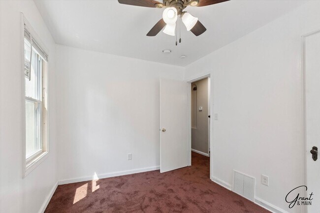 Building Photo - $1250 3 bedroom bungalow