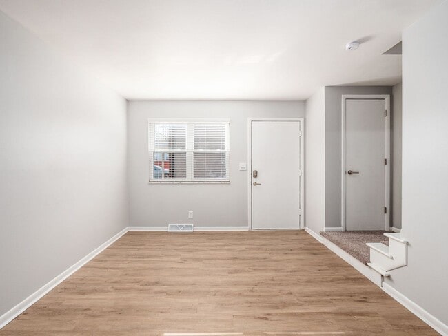 Building Photo - 554 Riverview Dr