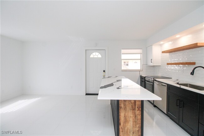 Building Photo - 980 7th Ave S