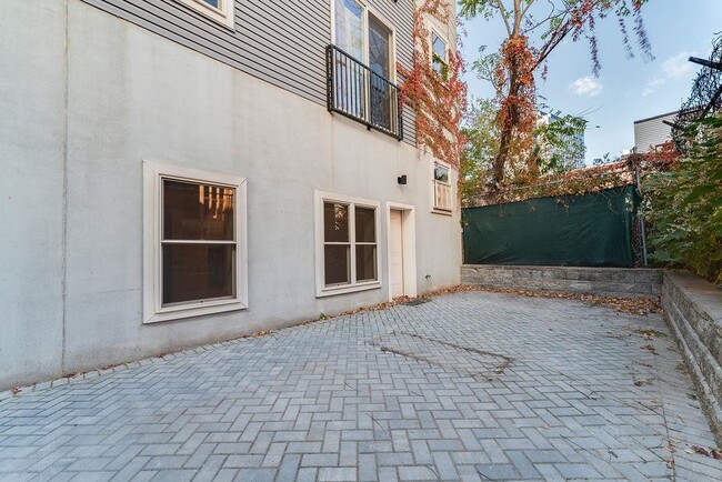 Building Photo - 62 Newkirk St