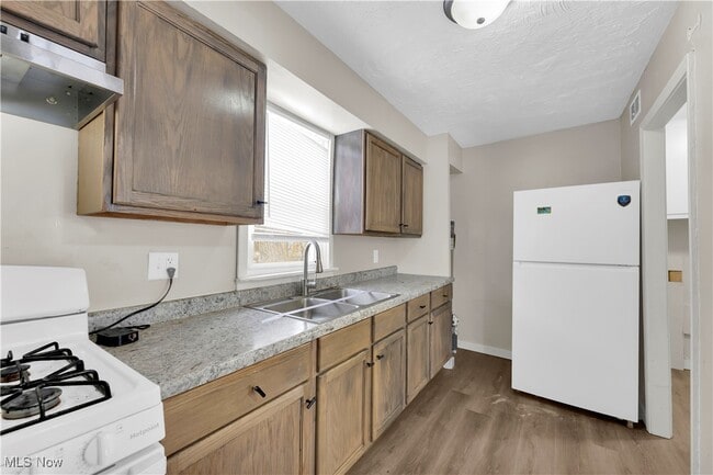 Building Photo - 2016 N Green Rd