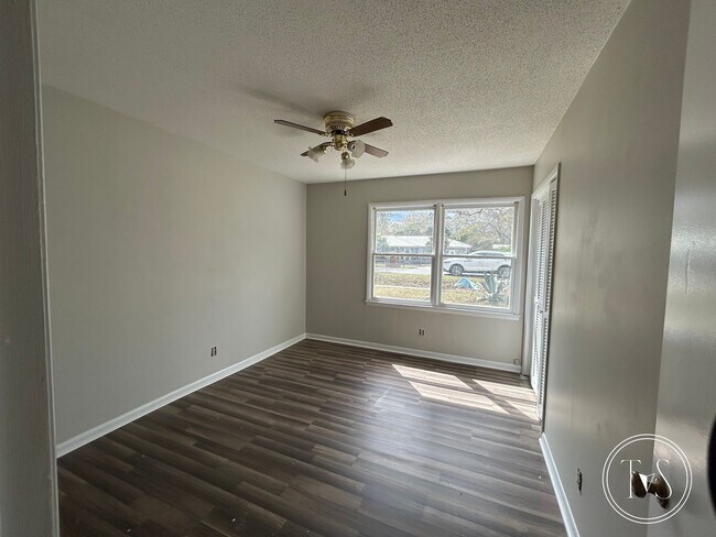 Building Photo - WINTER MOVE-IN SPECIAL: 50% OFF 1st FULL MONTH'S RENT!**