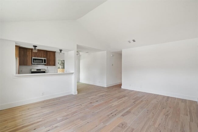 Building Photo - 1800 Nicole Cir