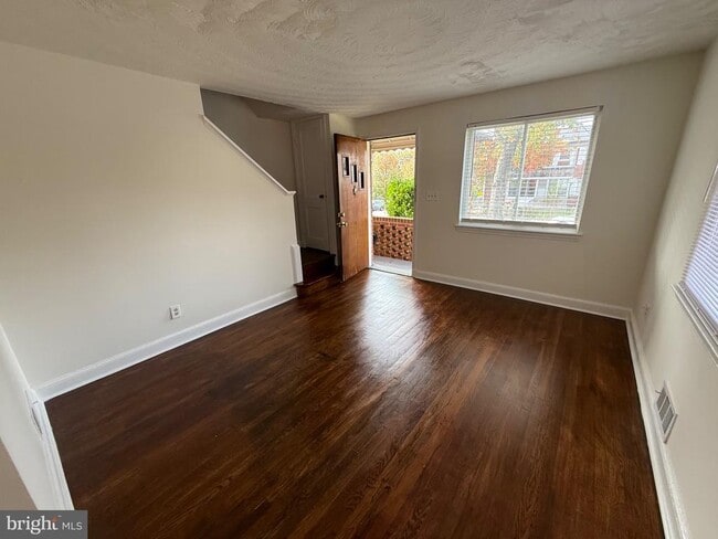 Building Photo - 374 Chaplin St SE