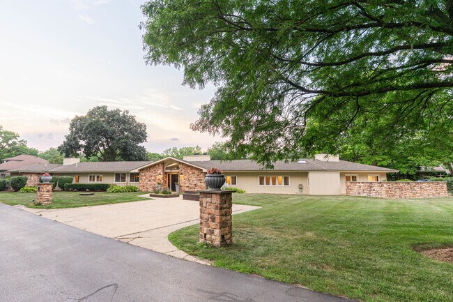 Building Photo - 208 Brookdale Ln