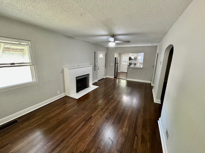 Building Photo - 515 W 85th Ter