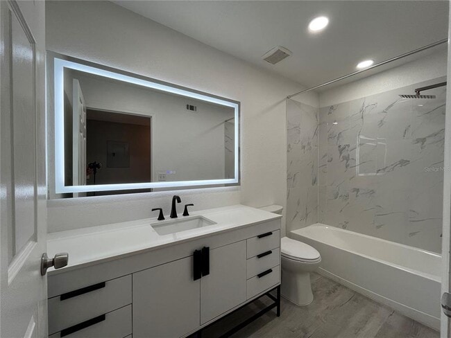 Building Photo - 13838 Fairway Island Dr