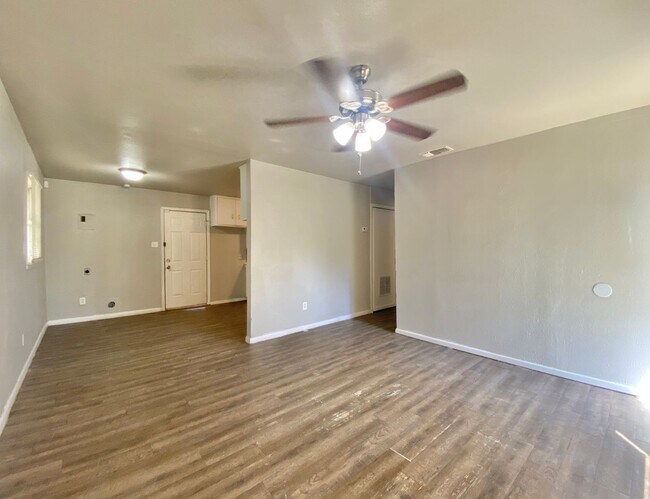 Building Photo - 3 bed 1 bath now available